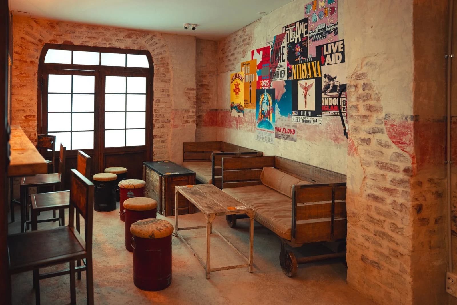 Sala de eventos en restaurante con mesas preparadas